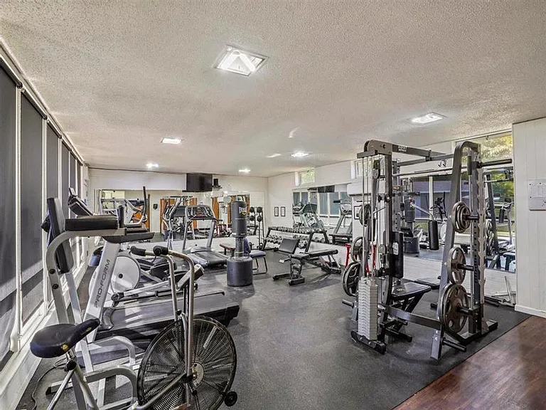 Gym at Kearney Apartment Homes.