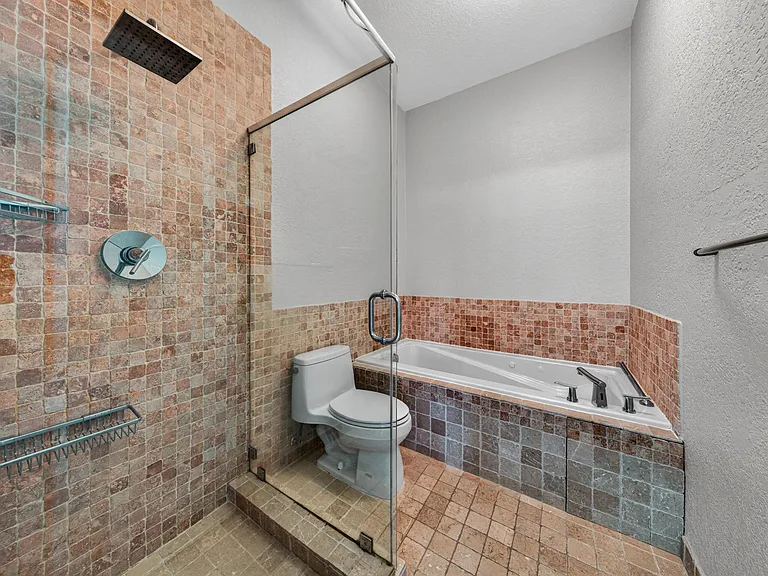 835 NE 17th Way — Photo 28