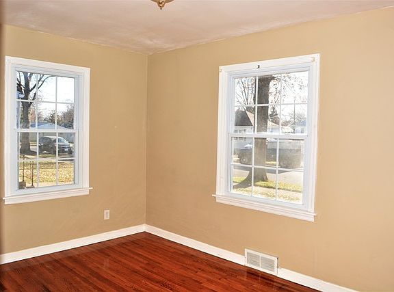 4th image of 3125 Montrose Ave