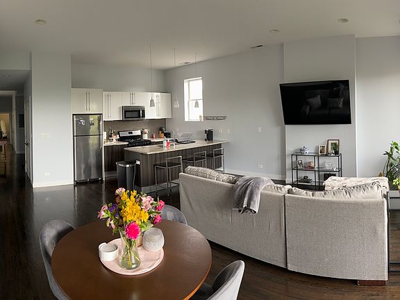 2nd image of 2117 W Gladys Ave Unit 3