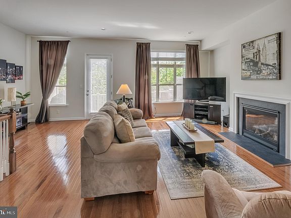 3rd image of 32 Chasmere Dr