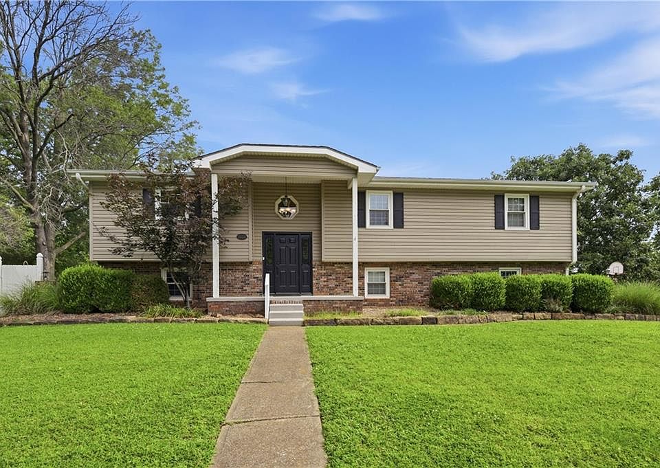 1st image of 1009 Twin Lakes Dr