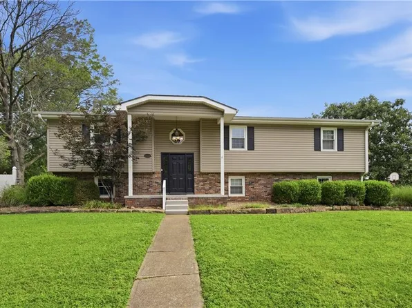 1009 Twin Lakes Dr, Pittsburg, KS 66762