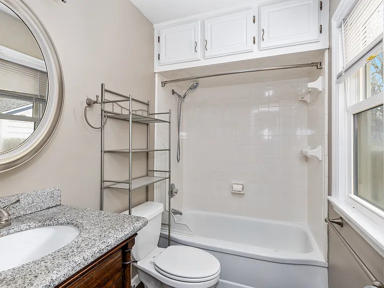 2116 Riverside Dr NE — Photo 9