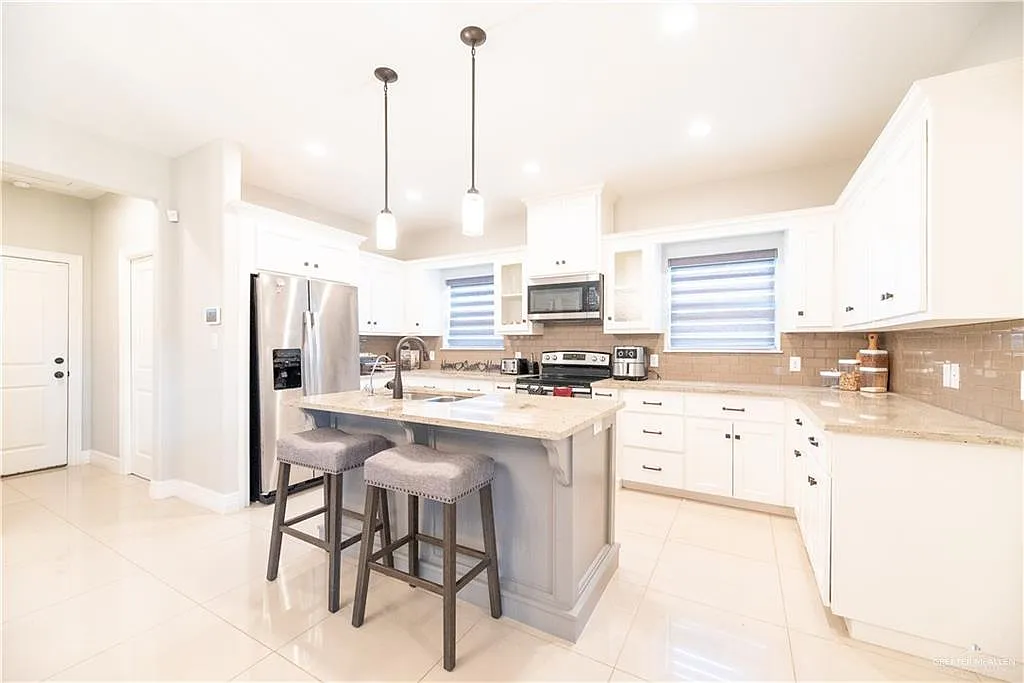 3 bed, 2.5 bath, 1942 sqft, $1,800 — Photo 3