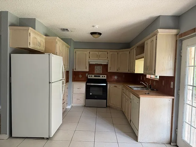 501 E Hibiscus Ave — Photo 2