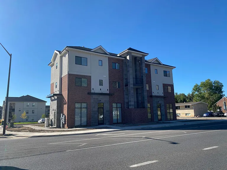 560 S Main St — Photo 14