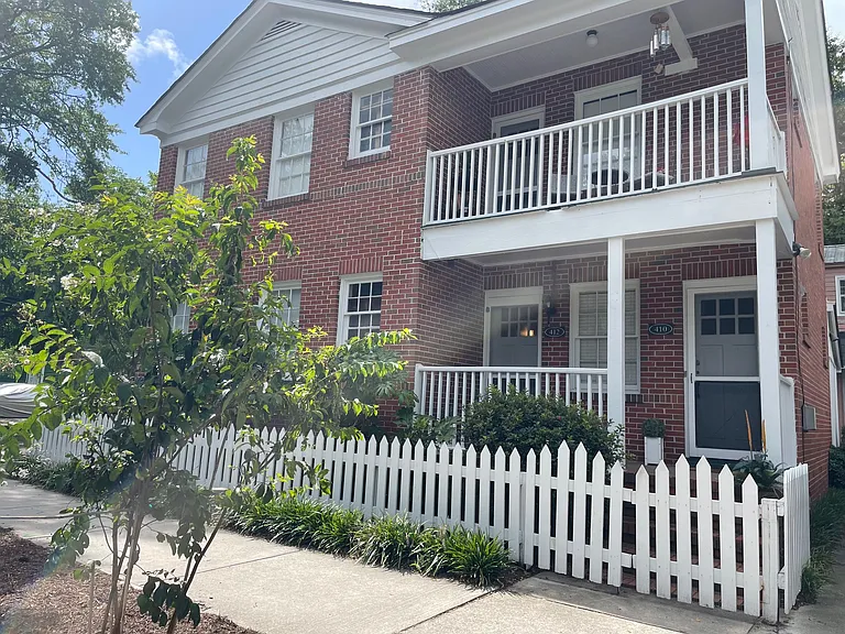 412 Dock is lower unit in duplex