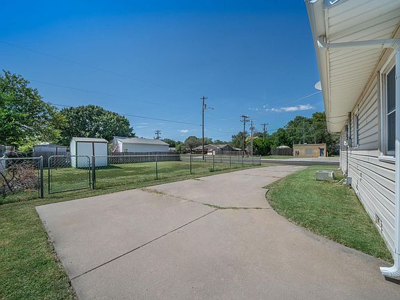 3rd image of 3203 S Glenn Ave