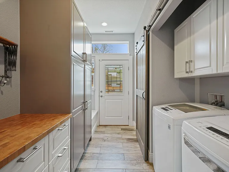 2370 Elm St — Photo 17