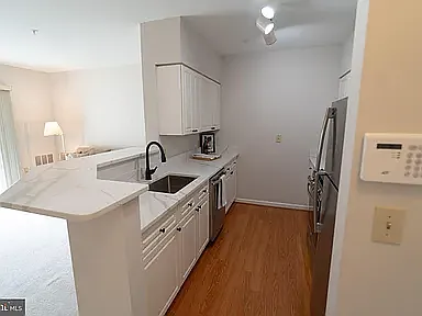 2 bed, 990 sqft, $2,200 — Photo 3