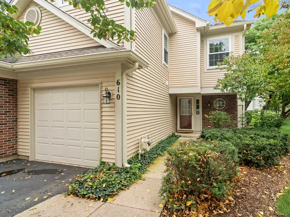 610 Cobblestone Ct, Elgin, IL 60120