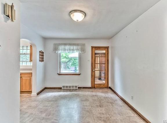 4th image of 6033-6035 Jamieson Ave