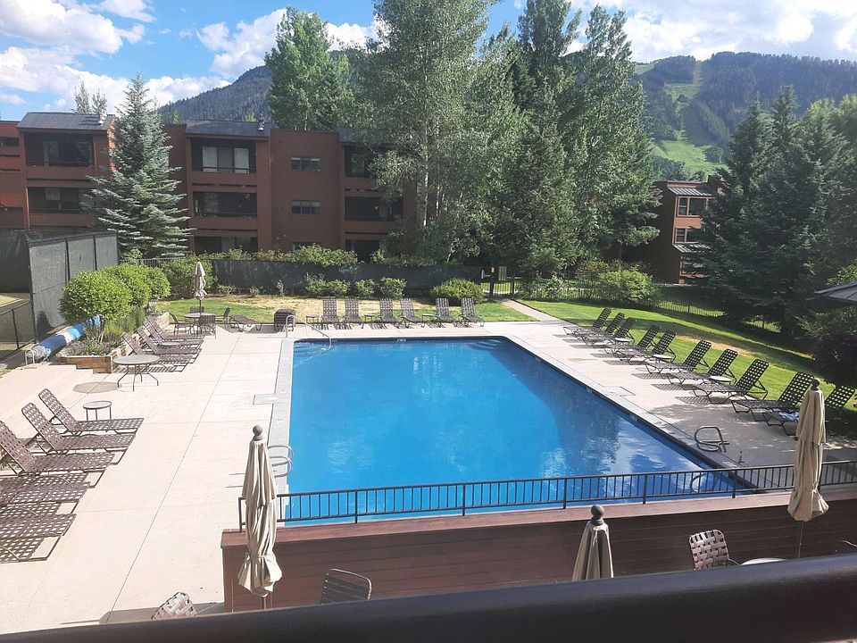 Pool & year-round hot tubs nearby