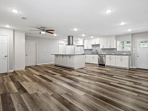 3rd image of 4209 Pineridge Dr
