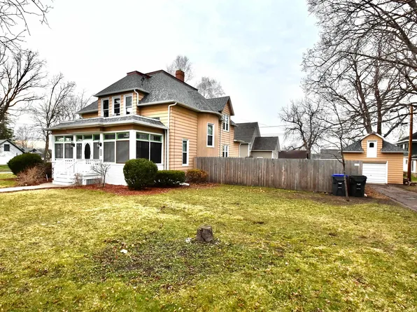 313 W Cook St, New London, WI 54961