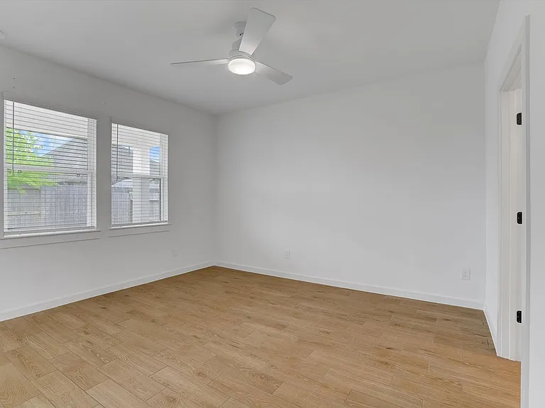 8438 Bay Ridge Cir — Photo 25