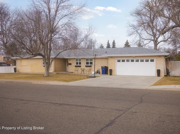 950 Fairway St, Dickinson, ND 58601