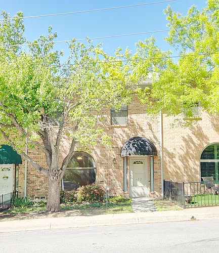 422 W Oak St Photo 1