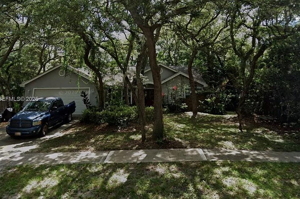 1st image of 321 Oak Leaf Cir
