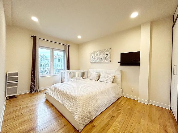 3rd image of 3165 Emmons Ave #G