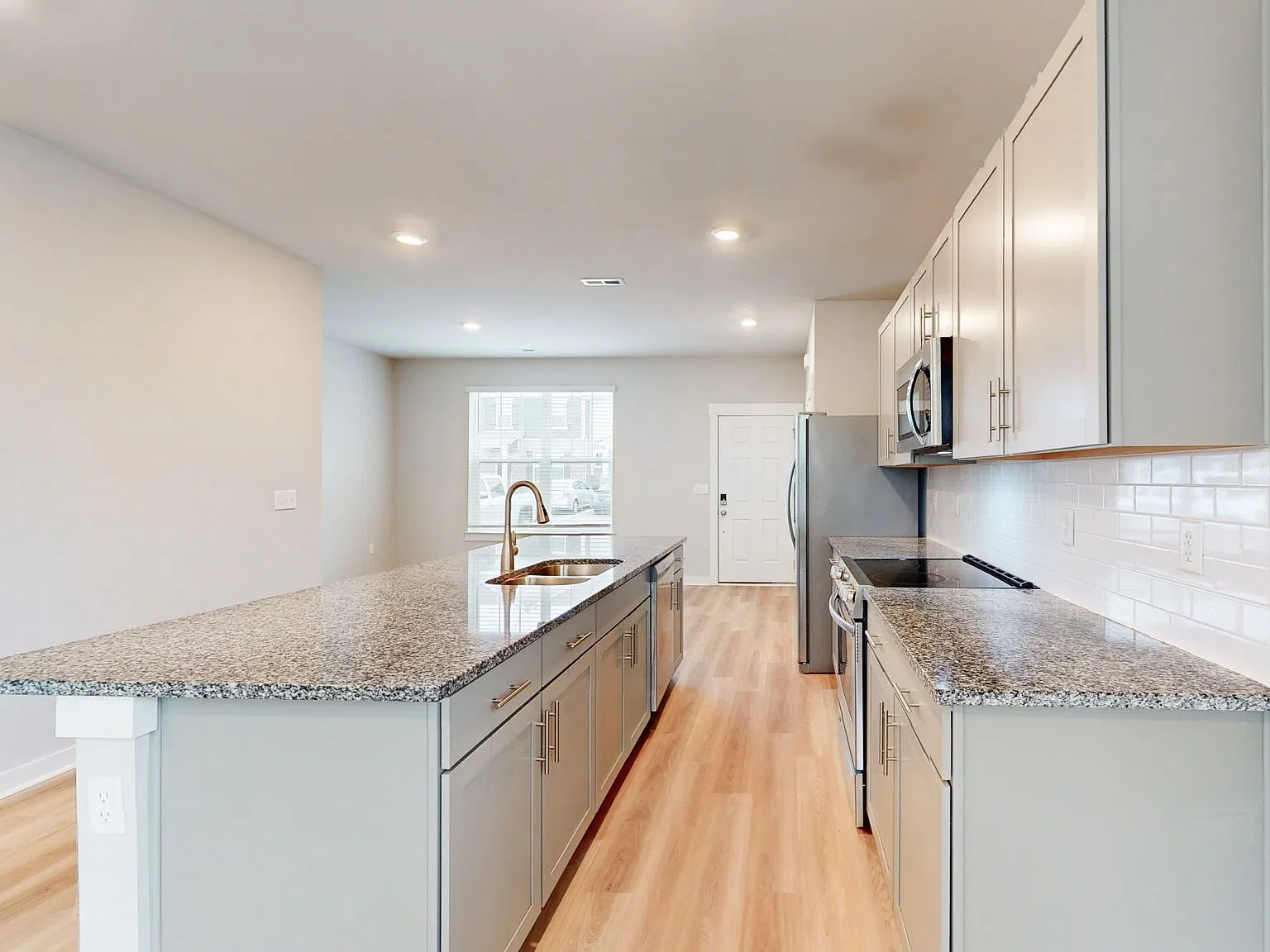 3 bed, 2.5 bath, 1403 sqft, $2,000 — Photo 2