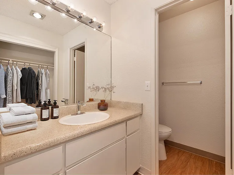 The Redwoods Apartments — Photo 7