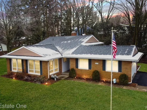 11857 Knob Hill Dr, Brighton, MI 48114