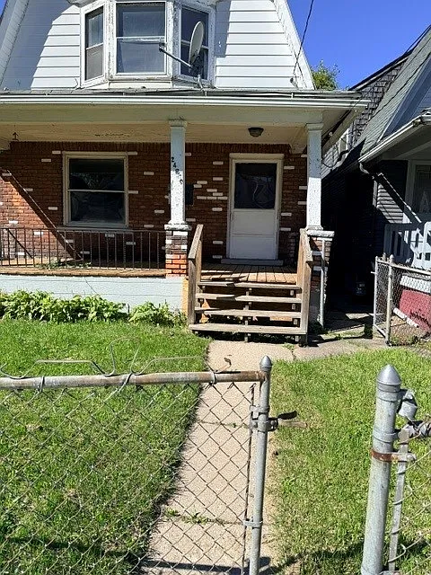 2465 Lawton Ave - HSE — Photo 2