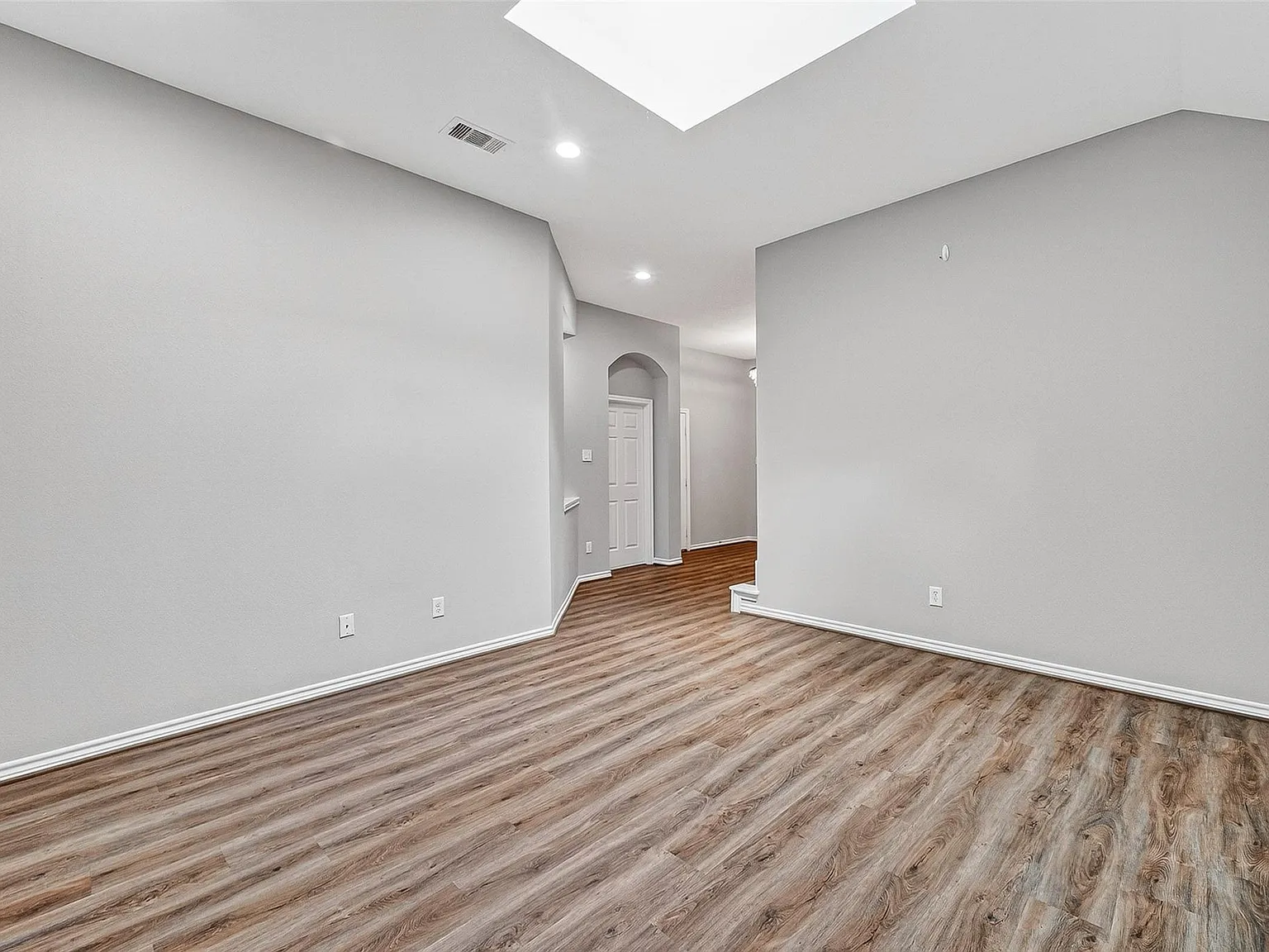 3 bed, 2.5 bath, 2352 sqft, $2,500 — Photo 4
