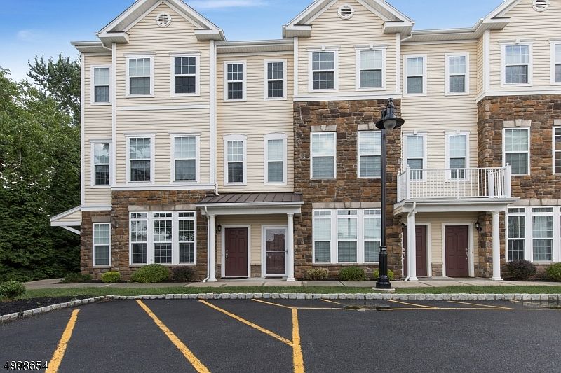 1st image of 2 Wisteria Ln