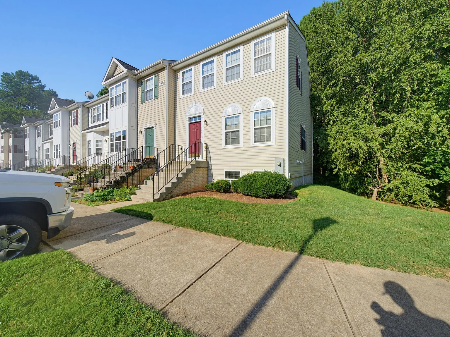 4 bed, 3.0 bath, 2376 sqft, $2,150 — Photo 2