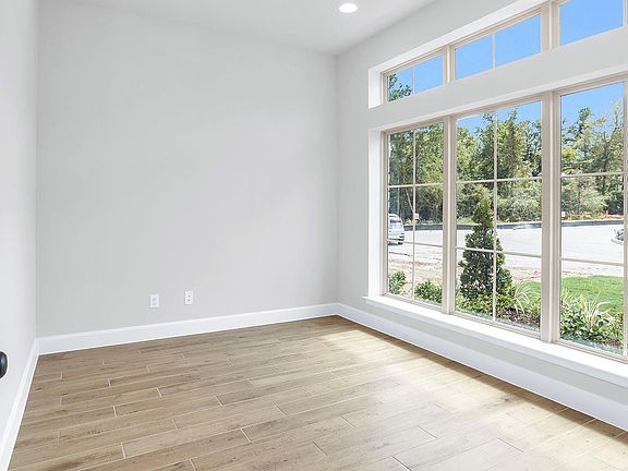 5th image of 26325 Saddleback Ln