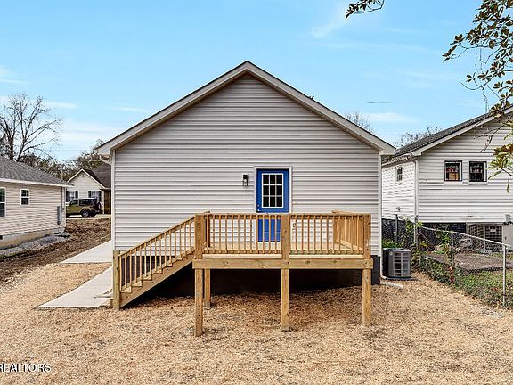 4th image of 2436 Selma Ave