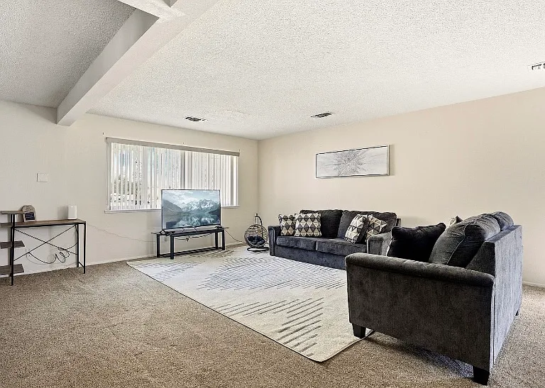 4305 Andrew Dr NE — Photo 8