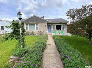 1302 N 11th St, Pekin, IL 61554