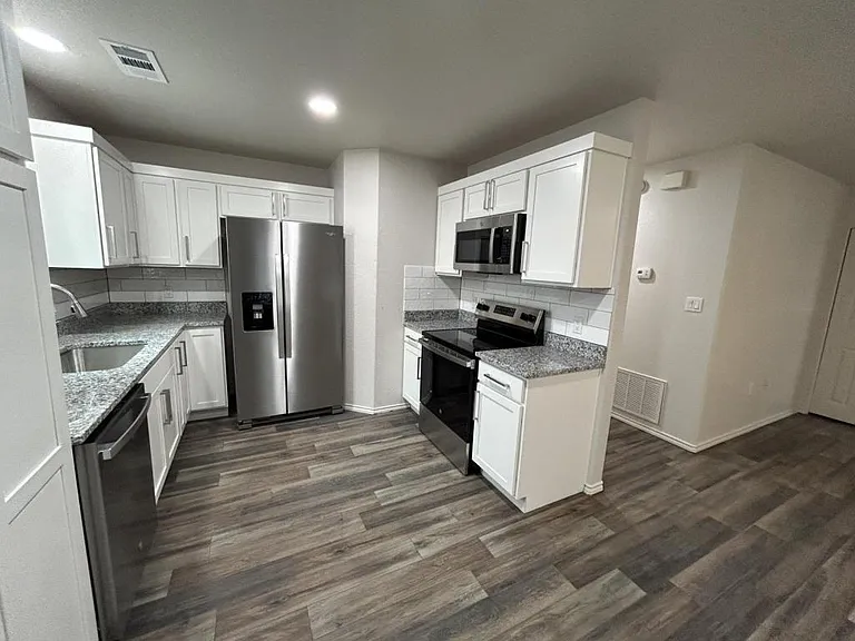 1029 N Water St — Photo 27