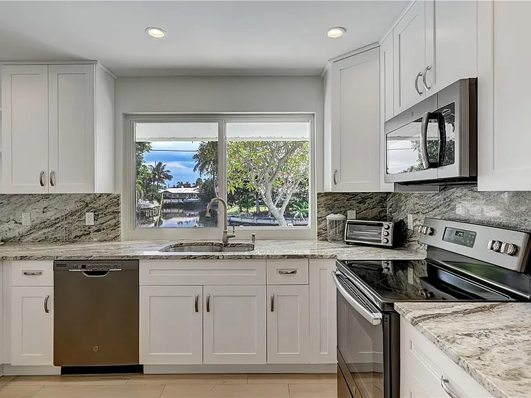 840 SW 7th St — Photo 3