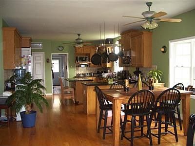 Huge Kitchen w/Granite and Top of the Line Appliances
