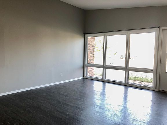 3rd image of 320 Heritage Ct
