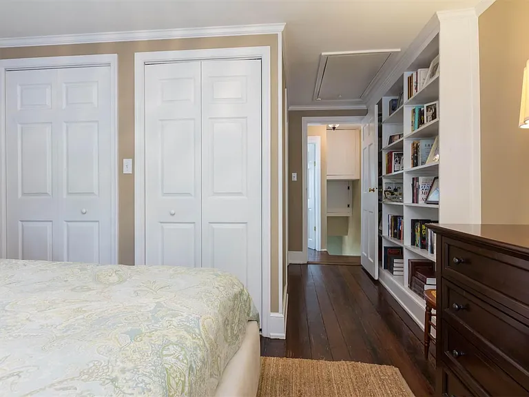 Built-in Bookshelves in MBR