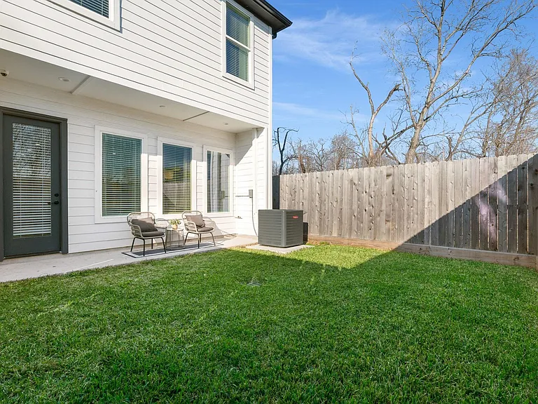 2710 Noble St — Photo 11