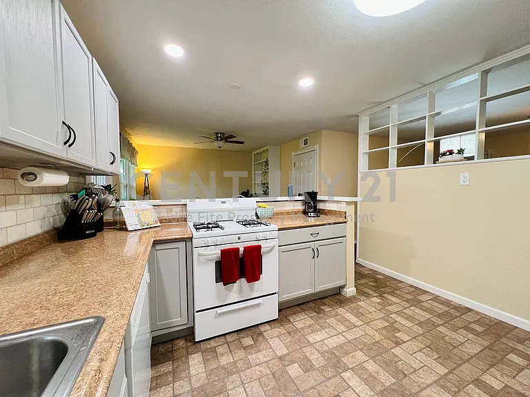 310 W 15th St — Photo 18