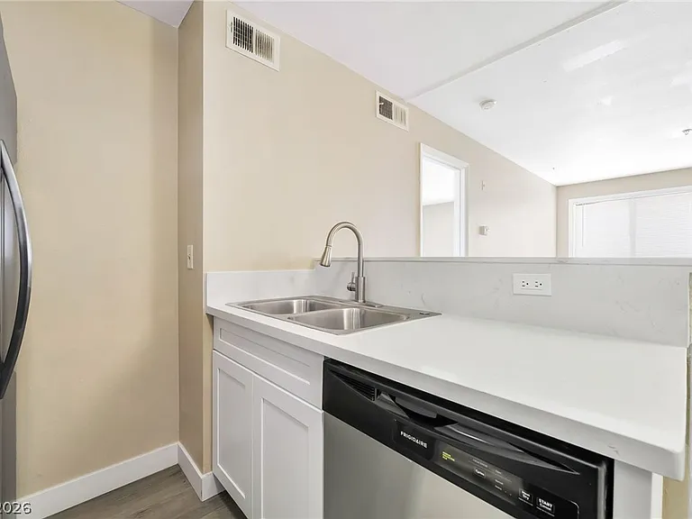 1381 E University Ave #204 — Photo 7