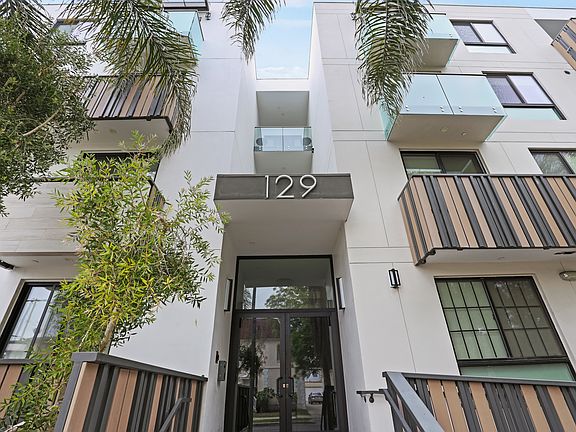 Front Entrance of Kings on Third by Wiseman