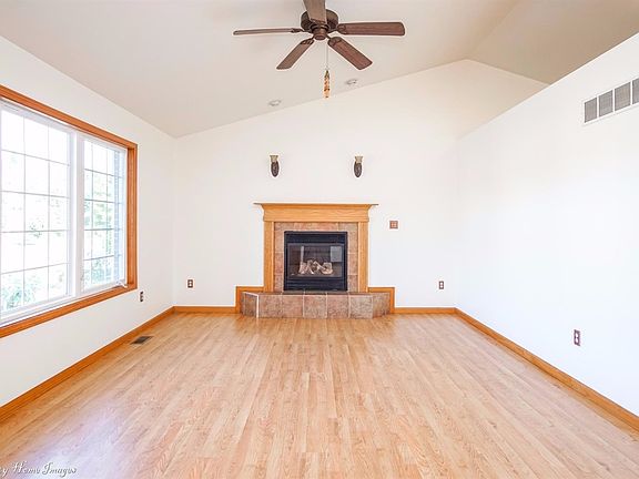 GAS FIRE PLACE IN THE LIVING ROOM