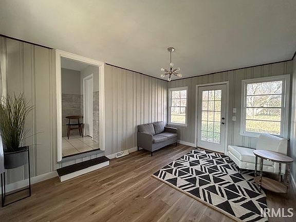 3rd image of 504 W Lois Ln