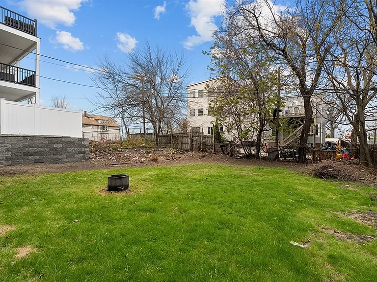674 Saratoga St #B — Photo 16