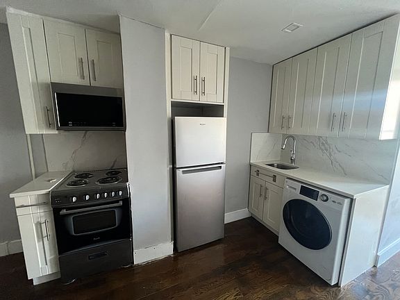 2nd image of 237 E 111th St APT 10