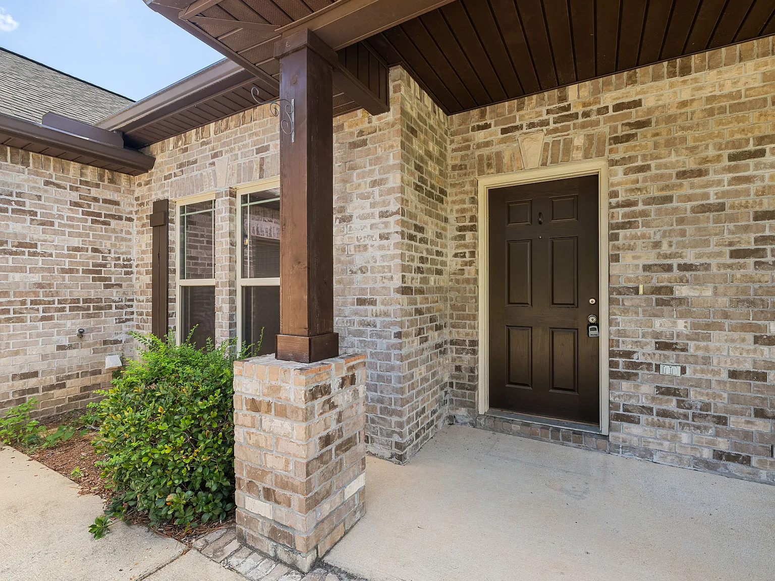 4 bed, 2460 sqft, $2,350 — Photo 2